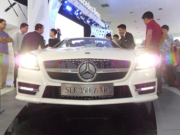 Mercedes SLK350, mui trần hạng sang tạo được sức hút lớn đối với khách tham quan.